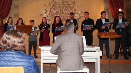 Jugendchor Ottobeuren beim Konzert im Theatersaal